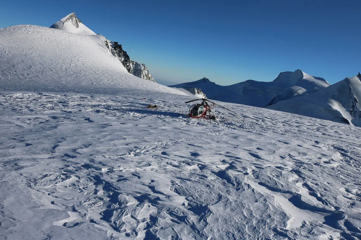 Saas-Fee  VS – Helikopter bei Landung beschädigt 