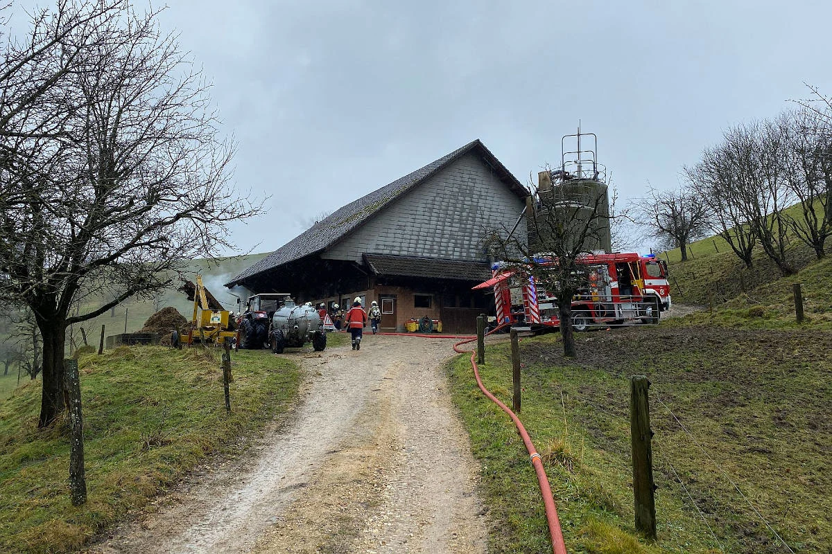 Läufelfingen BL – Eine Person nach Brand auf Bauernhof im Spital