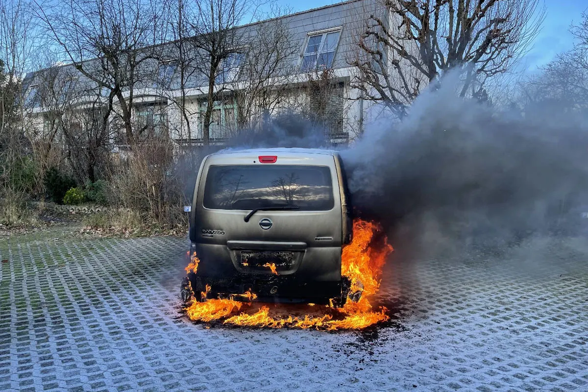 Reinach BL – Parkiertes Fahrzeug in Flammen aufgegangen