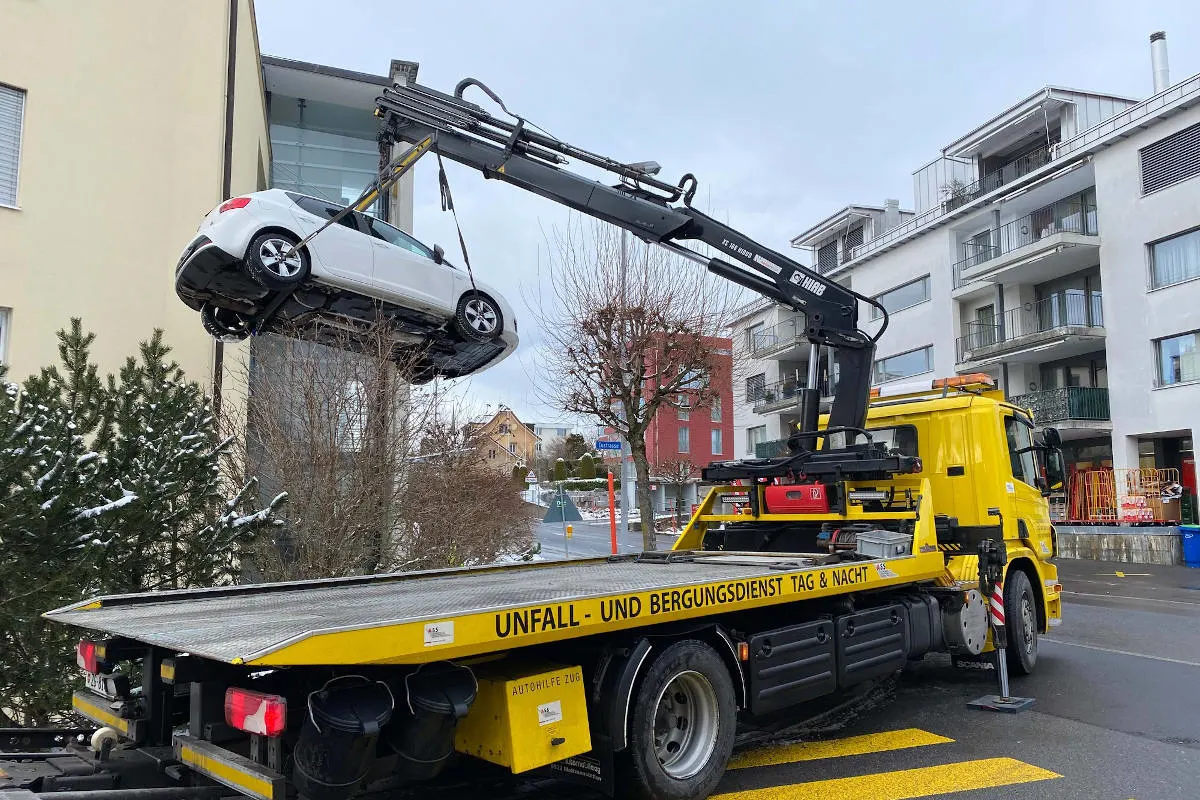 Menzingen ZG – Junglenker kracht mit Auto in Hauswand