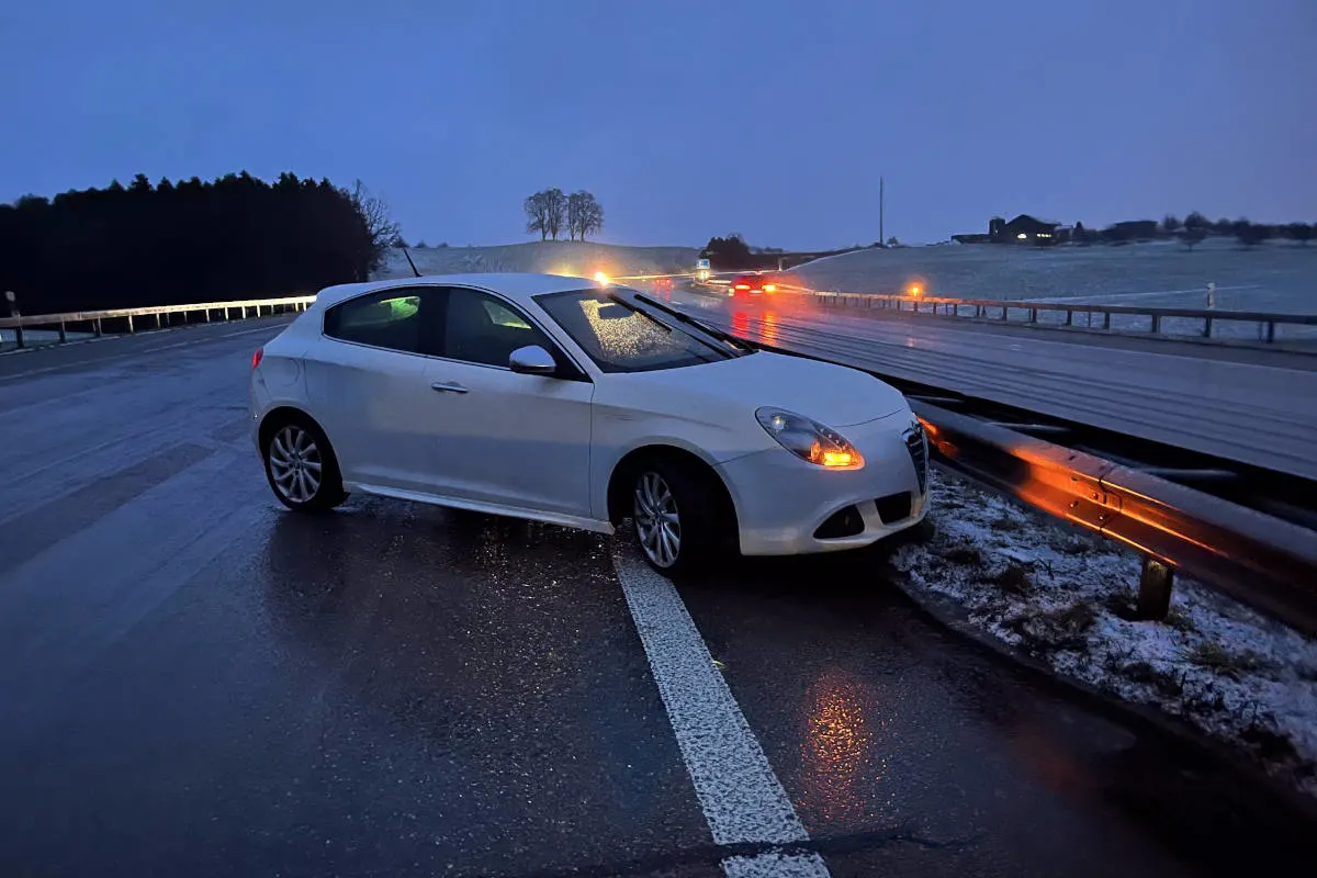 A1 Gossau SG – Mit Sommerreifen Unfall verursacht