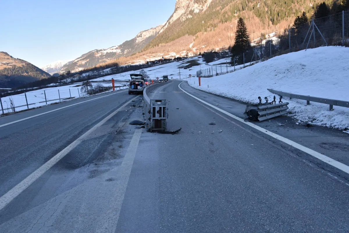 Andeer GR – Auto kollidiert mit einem Aufprallschutz