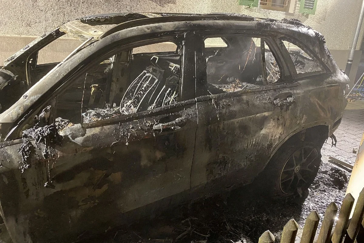 Hölstein BL - Fahrzeugbrand erfordert Feuerwehreinsatz – Polizei sucht Zeugen