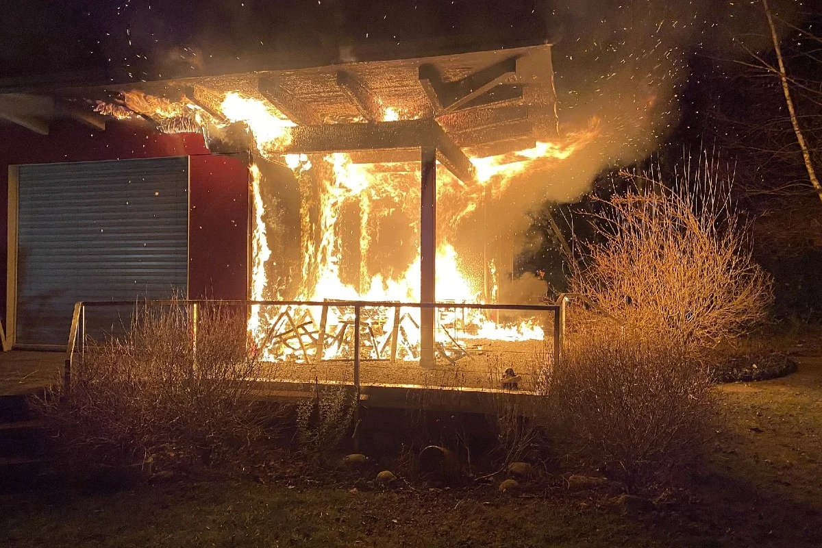 Arlesheim BL - Bewohner können sich rechtzeitig vor den Flammen in Sicherheit bringen