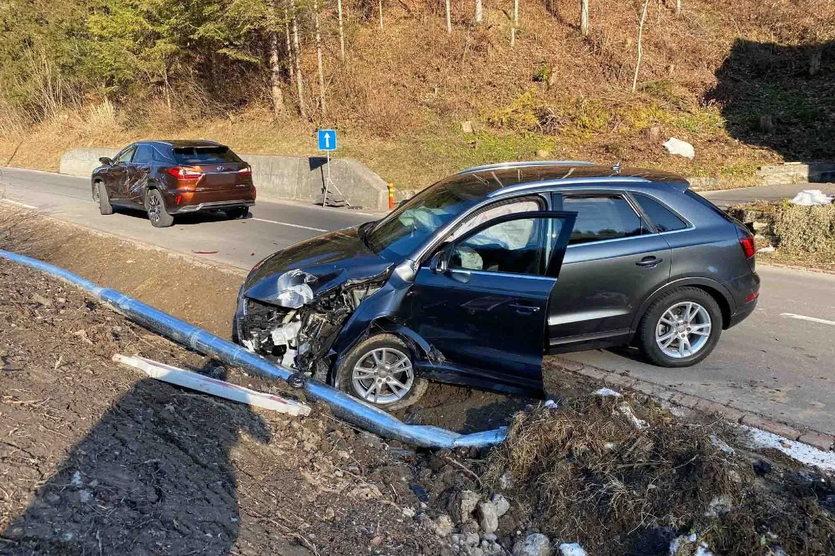 Menzingen ZG - Kollision bei Überholmanöver - eine Person verletzt