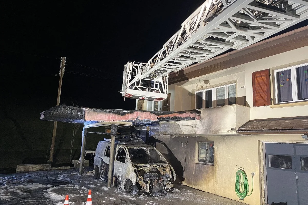 Niederdorf BL - Parkierter Lieferwagen in Flammen