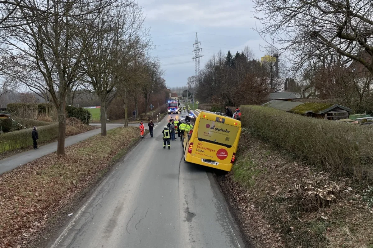 Heiden-Heßloh - Mehrere Personen nach Unfall im Bus gefangen