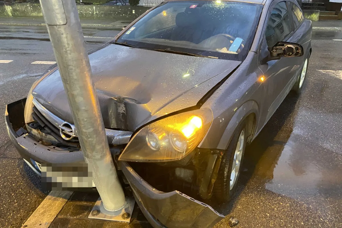 Erlinsbach AG - Mit Auto gegen Strassenlampe geprallt 