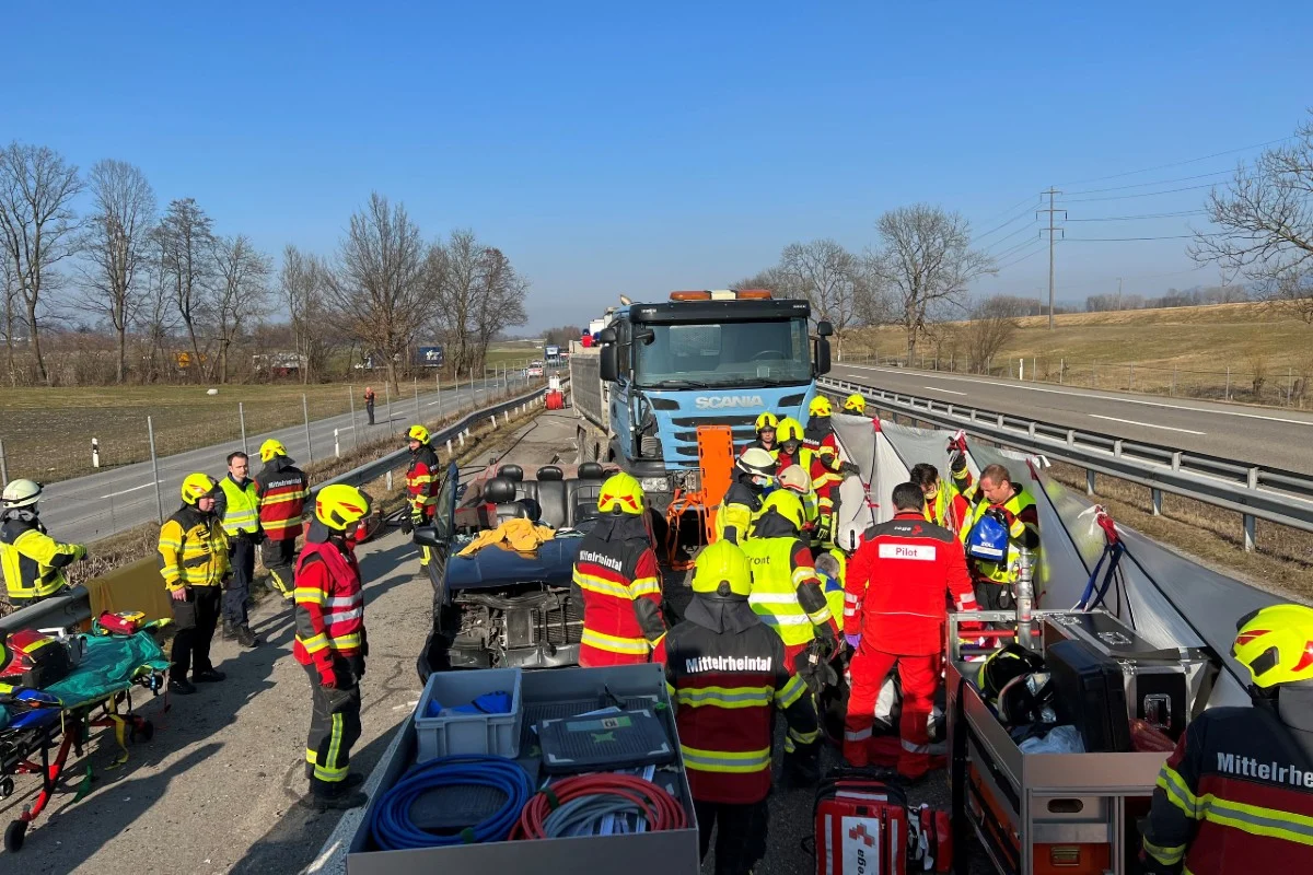  Diepoldsau SG - Schwerer Verkehrsunfall zwischen Auto und Lastwagen