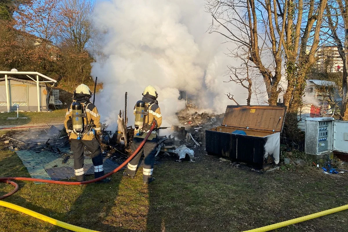 Reinach BL - Brand zerstört zwei Wohnwagen komplett