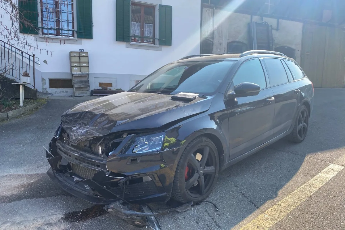 Hallwil AG - Fahrer im Skoda übersieht Bahn