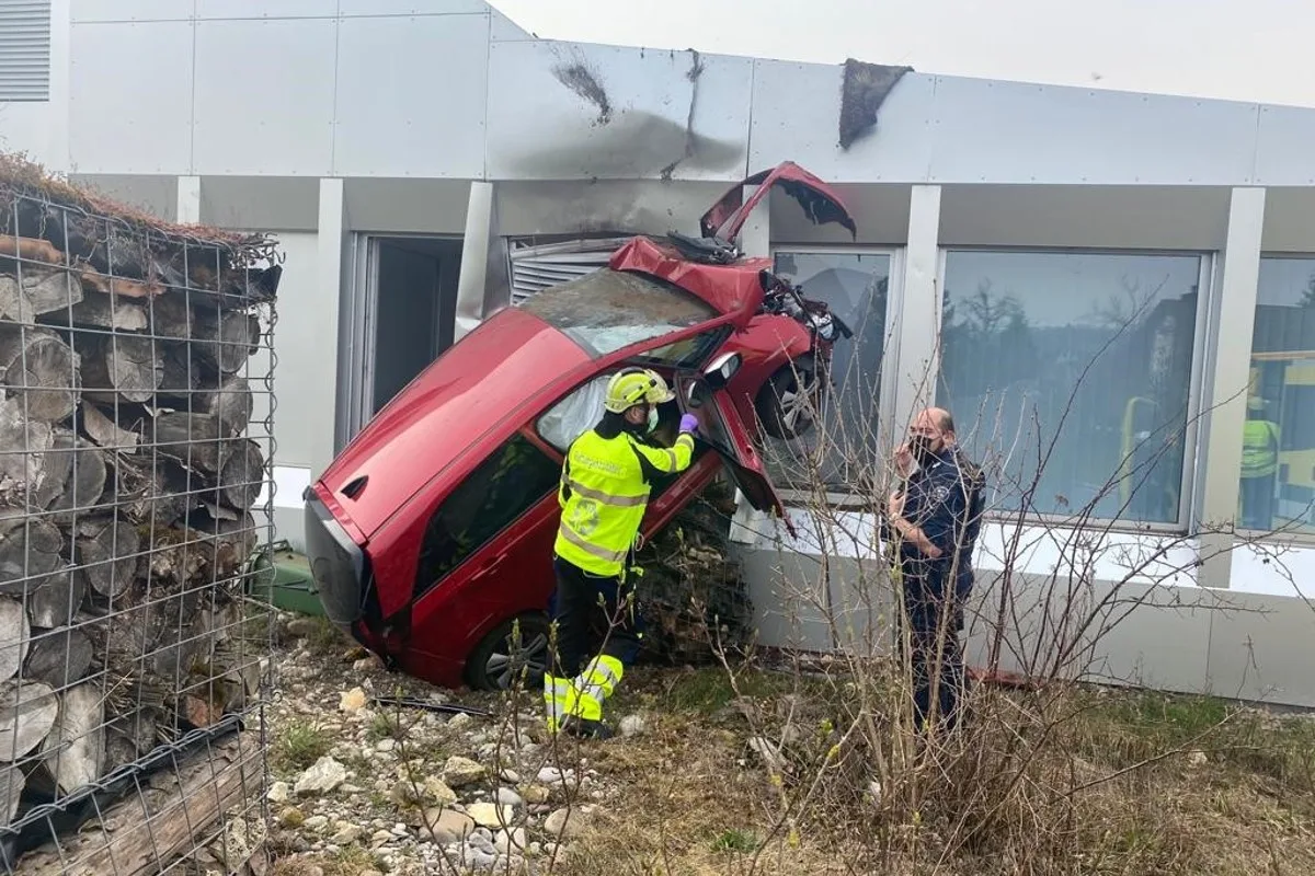 Villigen AG - Irrfahrt endet in Hausfassade - 80-Jähriger schwer verletzt!