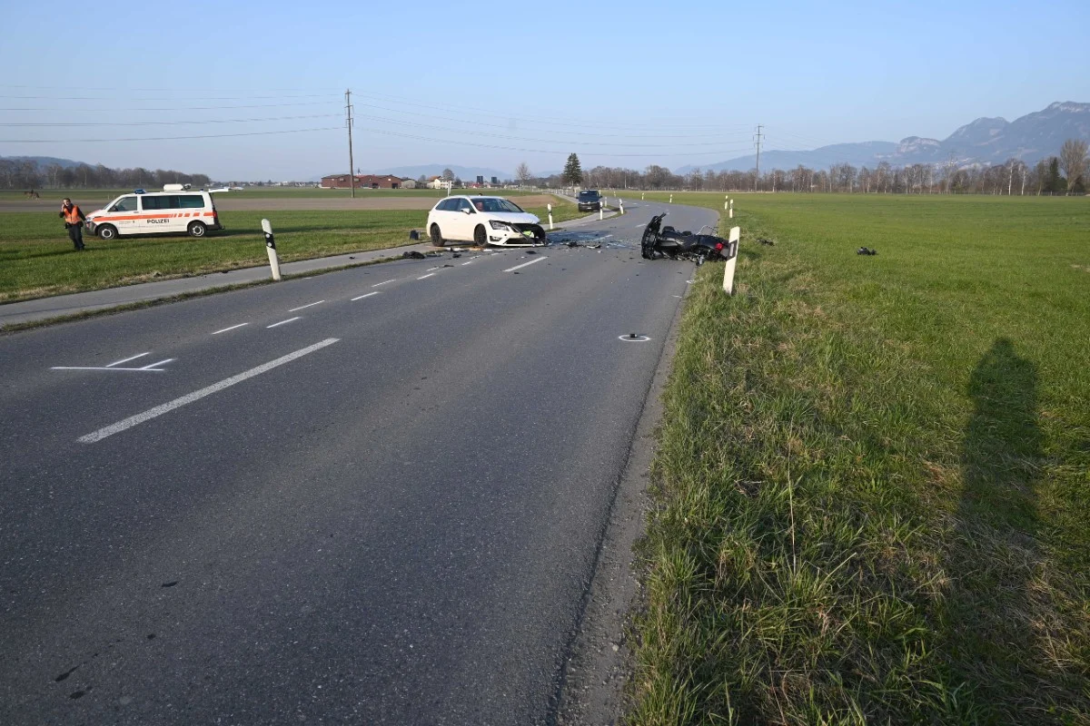  Montlingen SG - Überholmanöver endet mit schlimmen Folgen für Motorradlenker!