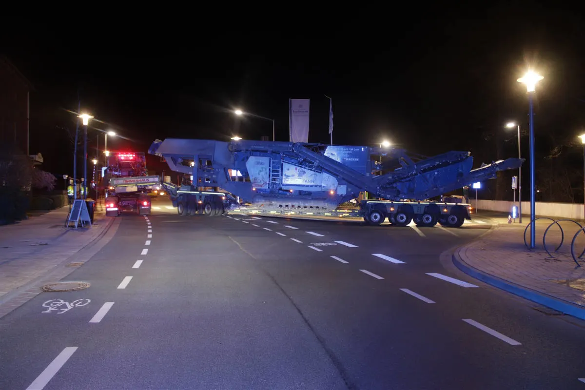 Bad Driburg – Schwertransport bleibt liegen