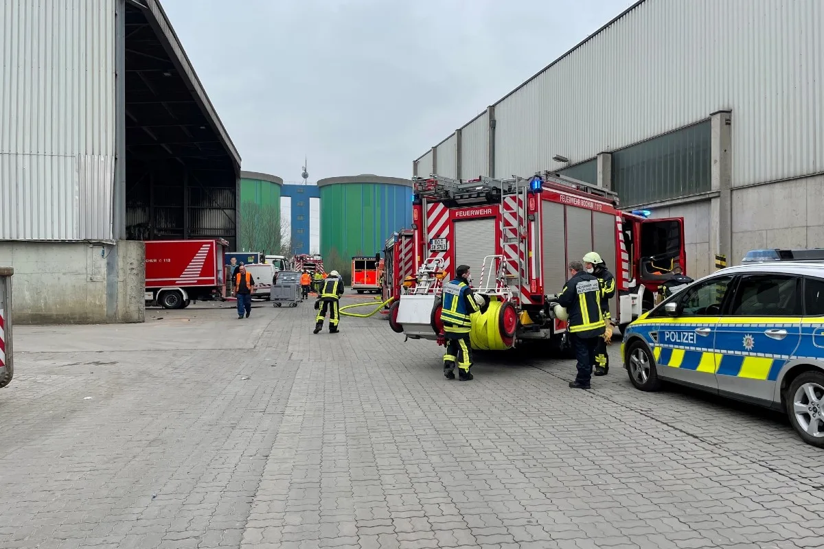 Bochum - Person mit Hand in Pressvorrichtung eines Müllsammelfahrzeuges eingeklemmt