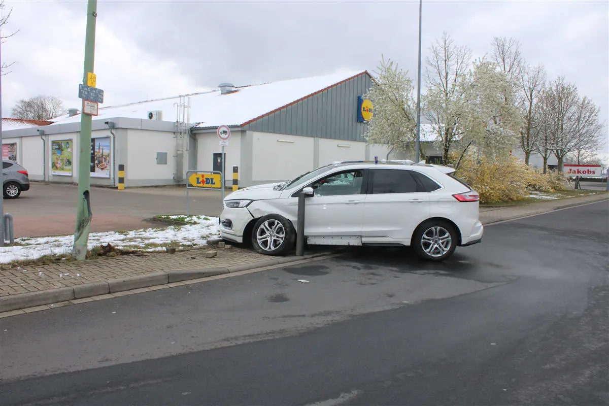 Nörvenich – Mit Alkohol, aber ohne Führerschein gegen die Laterne