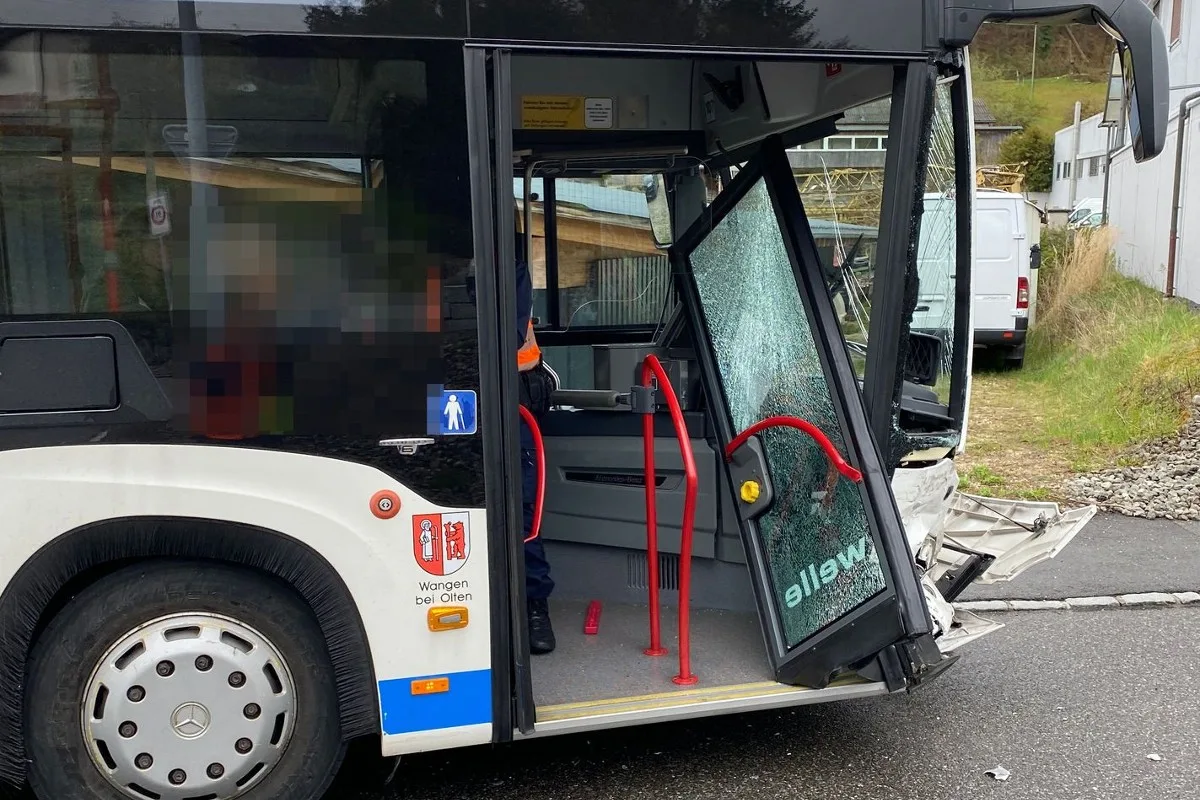 Erlinsbach - Heftige Kollision - Frau übersieht Linienbus 