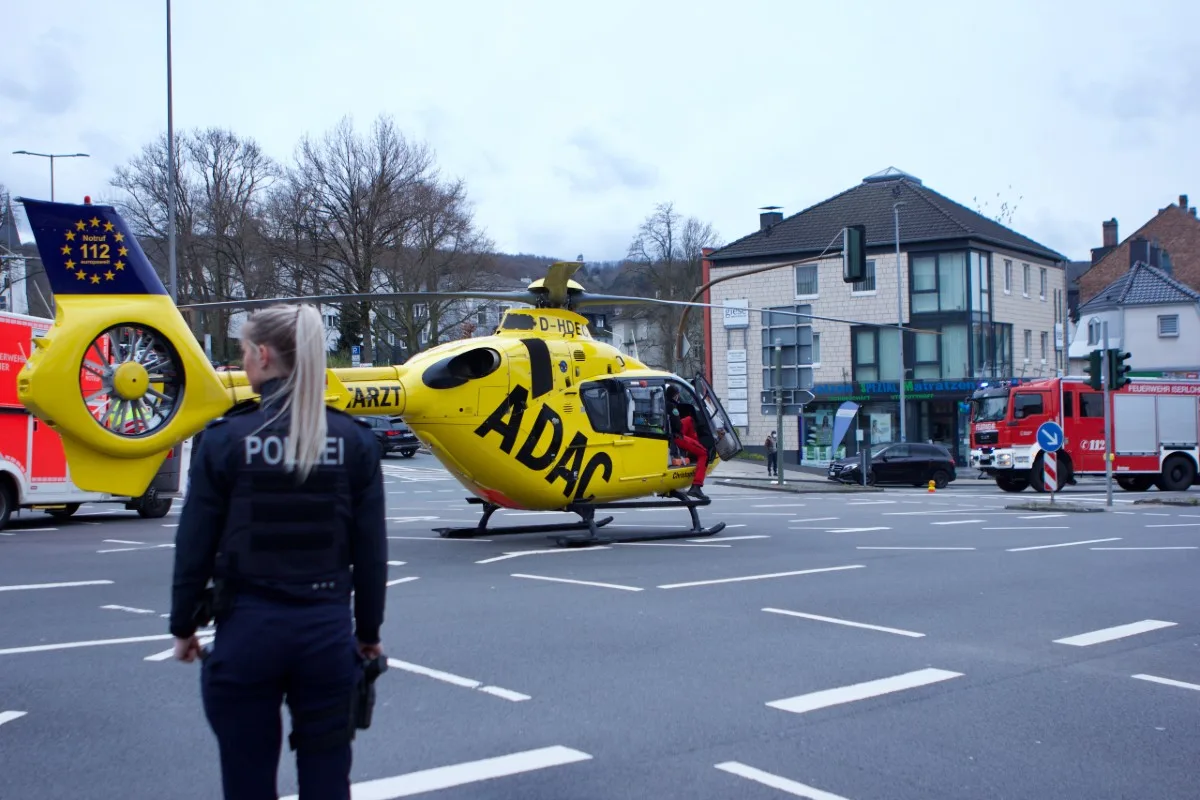 Iserlohn - Schwerer Bauunfall - Strassenkreuzung zum Landeplatz umfunktioniert 