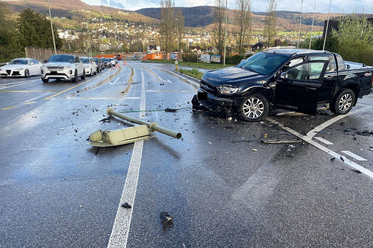 Rheinach BL – Kollision zwischen Lieferwagen und Personenwagen