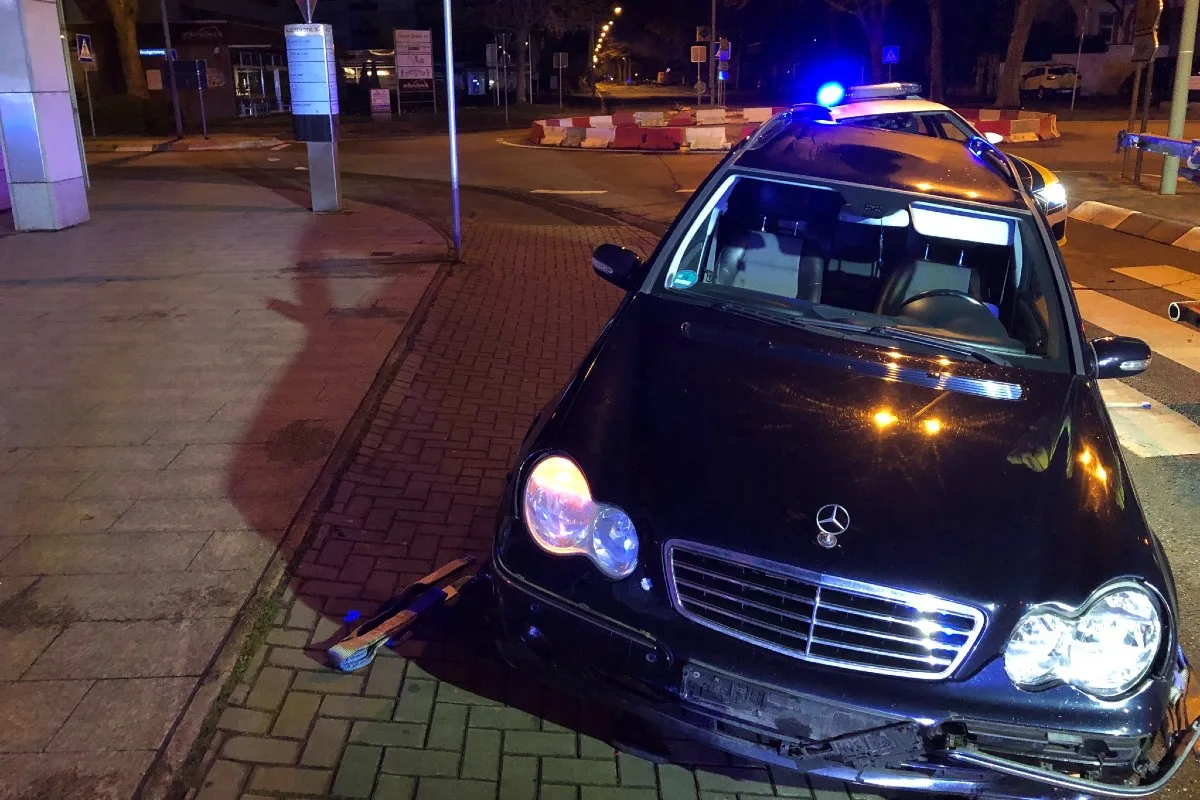 Worms - Alkoholisierter Mercedes-Fahrer brettert durch Kreisel