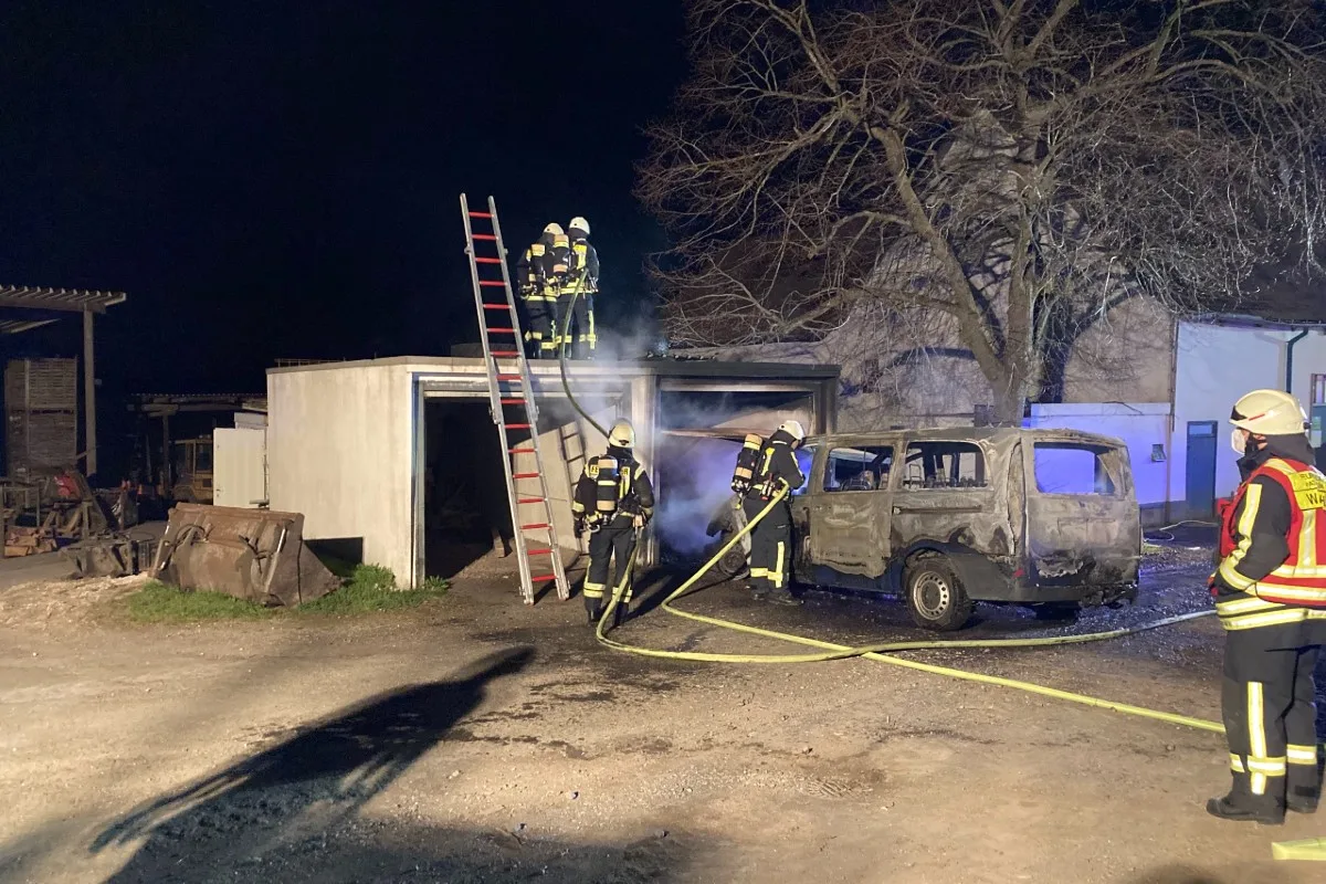 Hattingen - Flammen dringen aus Garage