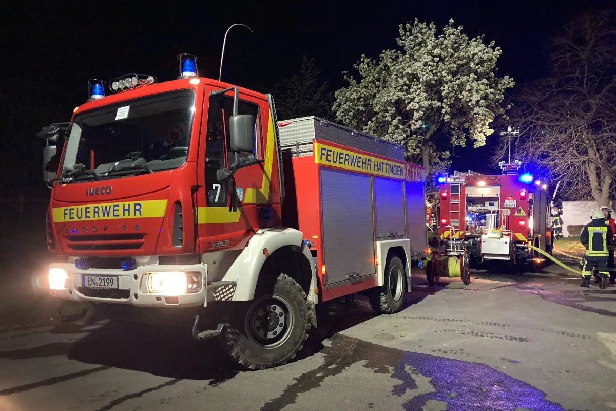Hattingen - Flammen dringen aus Garage