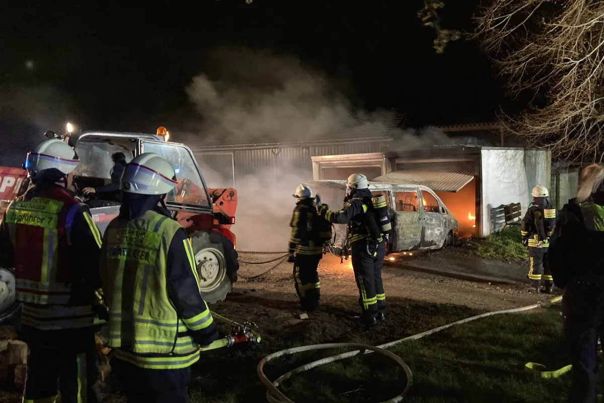 Hattingen - Flammen dringen aus Garage