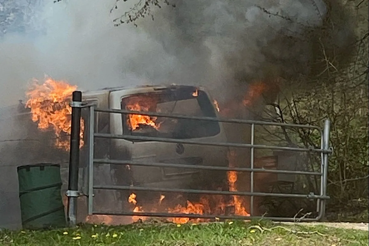 Blauen BL - Flammen zerstören Campingbus