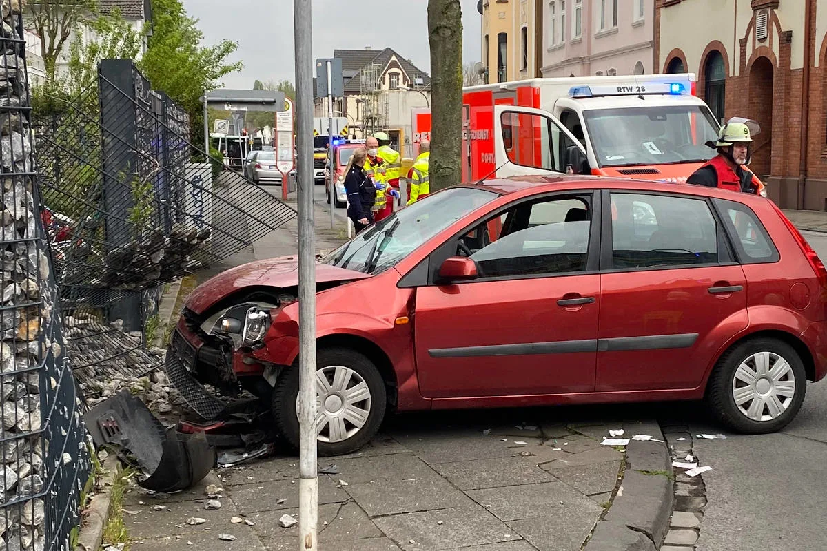Dortmund-Oestrich – Bei Kollision mit Zaun verletzt