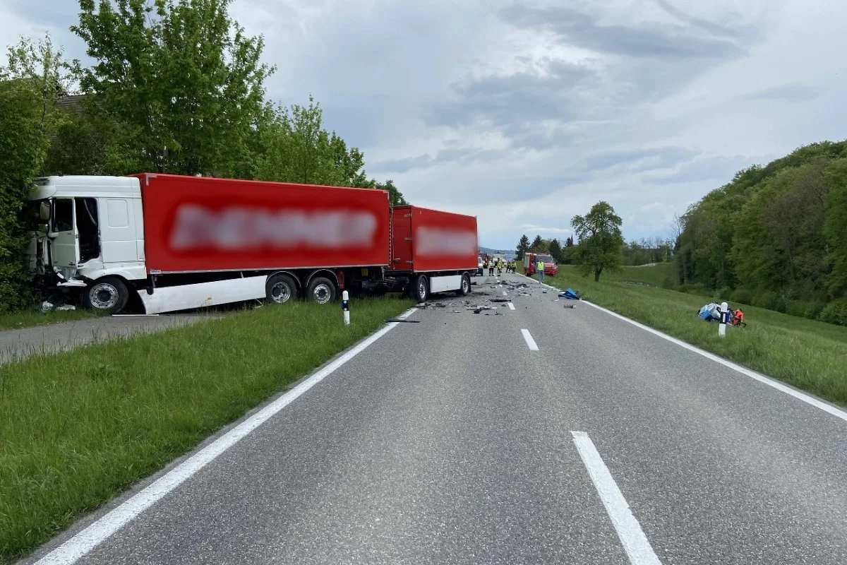 Drama in Hilfikon AG - Auf die Gegenfahrbahn geraten und mit Lastwagen kollidiert - tot!