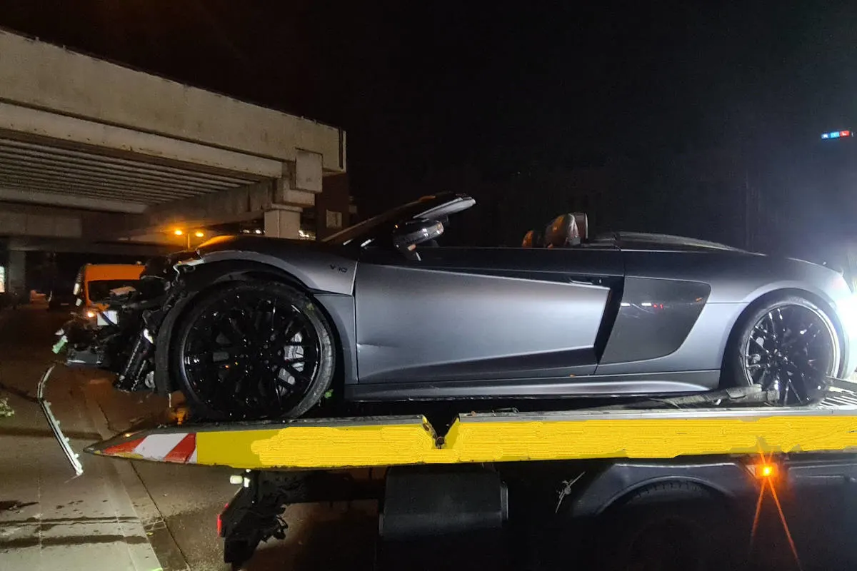Köln – Polizei stellt Audi-Wrack und Führerschein nach Alleinrennen sicher
