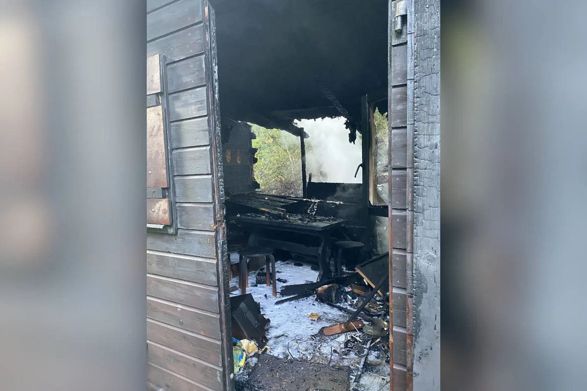 Buckten BL – Holzstapel und Jagdhütte in Brand geraten