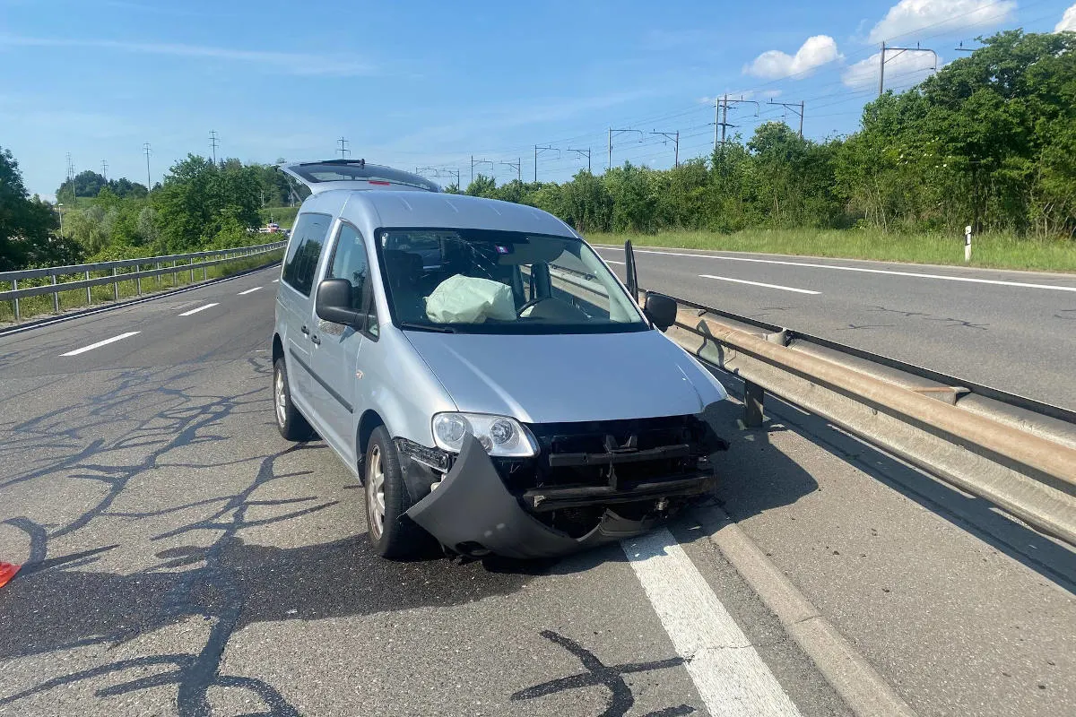 A4 Küssnacht SZ – In Mittelleitplanke gekracht und Vorderrad abgerissen