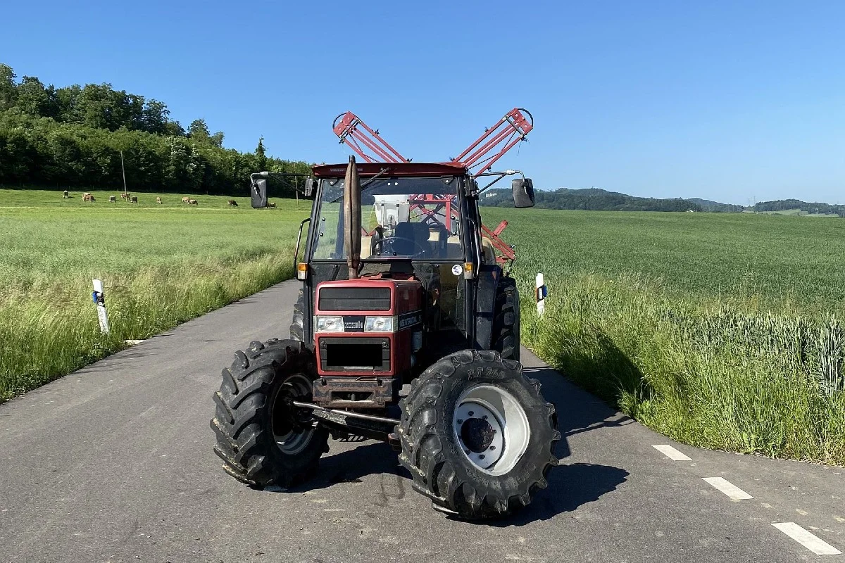 Füllinsdorf BL - Heftige Kollision zwischen Traktor und Personenwagen 