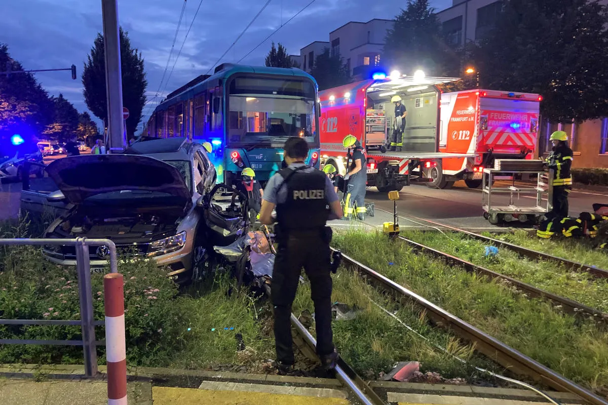 Frankfurt am Main  – PKW kollidiert U-Bahn.