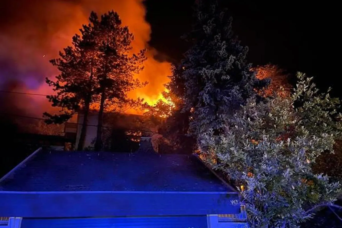 Rheinbreitbach – Dachstuhl eines Zweifamilienhauses in Flammen aufgegangen