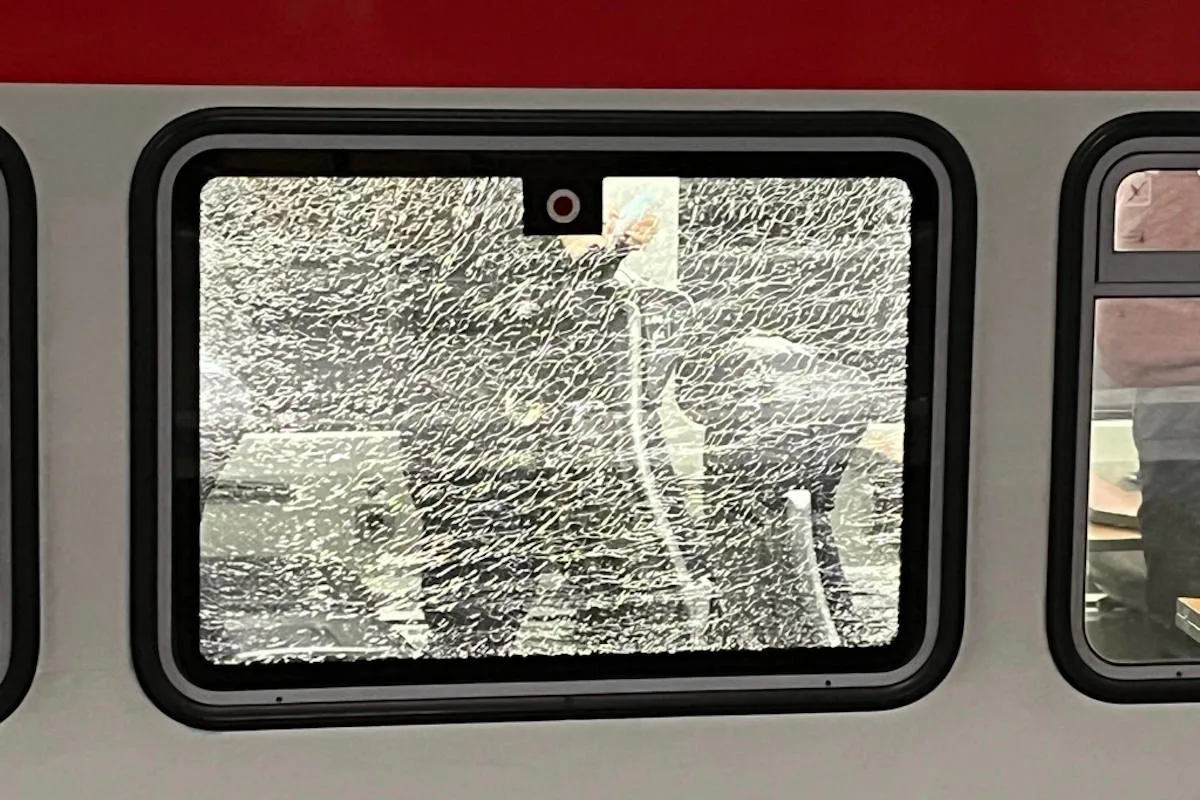 Nordbögge Bönen – Unbekannte bewerfen Intercity und beschädigen Seitenscheibe
