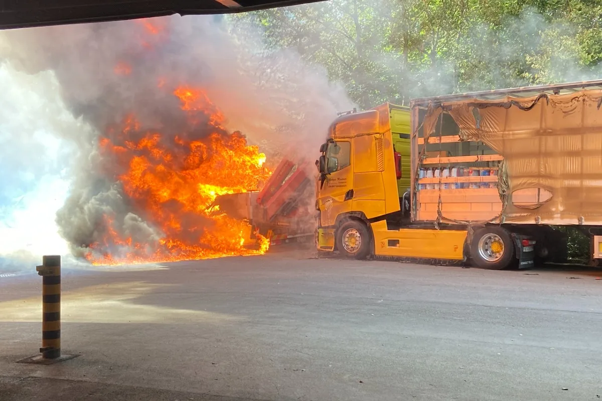 Feuerwehr Grosseinsatz in Spreitenbach AG - Sieben Verletzte und enormer Sachschaden nach Grossbrand!
