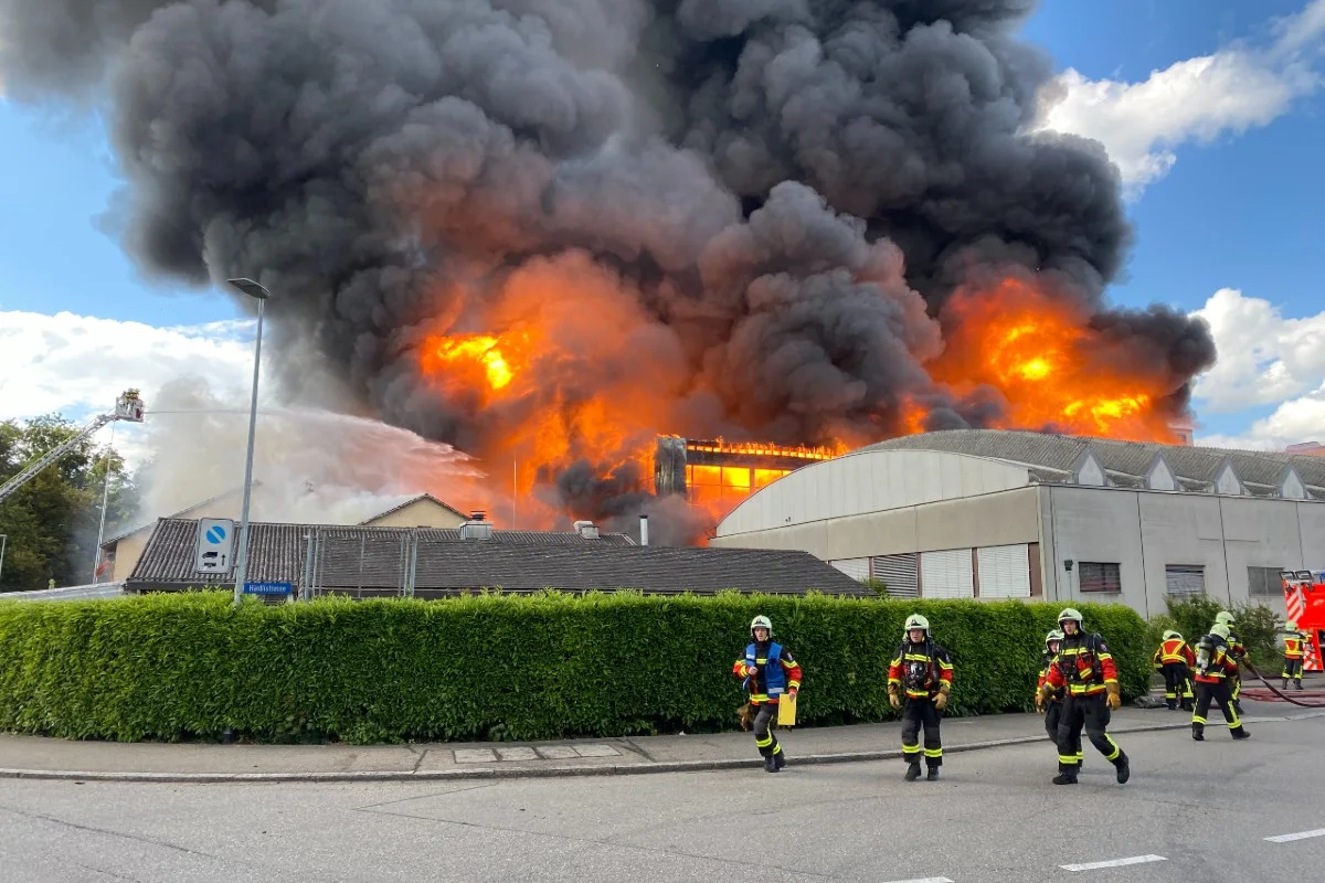 Feuerwehr Grosseinsatz in Spreitenbach AG - Sieben Verletzte und enormer Sachschaden nach Grossbrand!