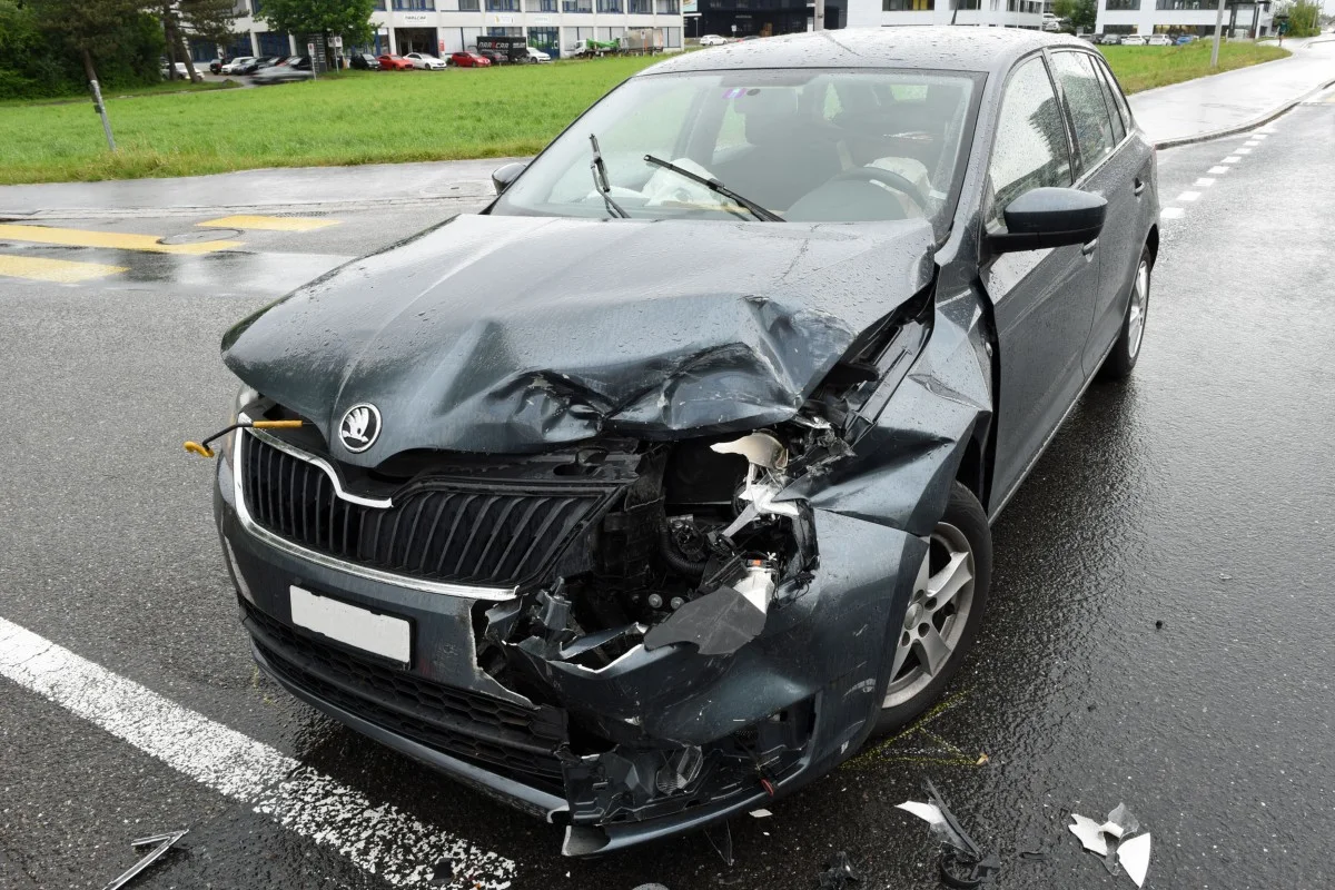 Rothenburg LU - Auto prallt in abgeschleppten Lieferwagen