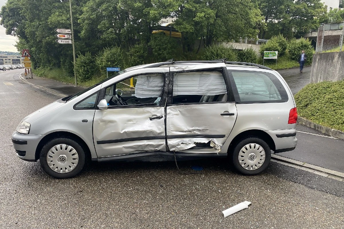 Therwil BL - Heftige Kollision zwischen Auto und Lastwagen