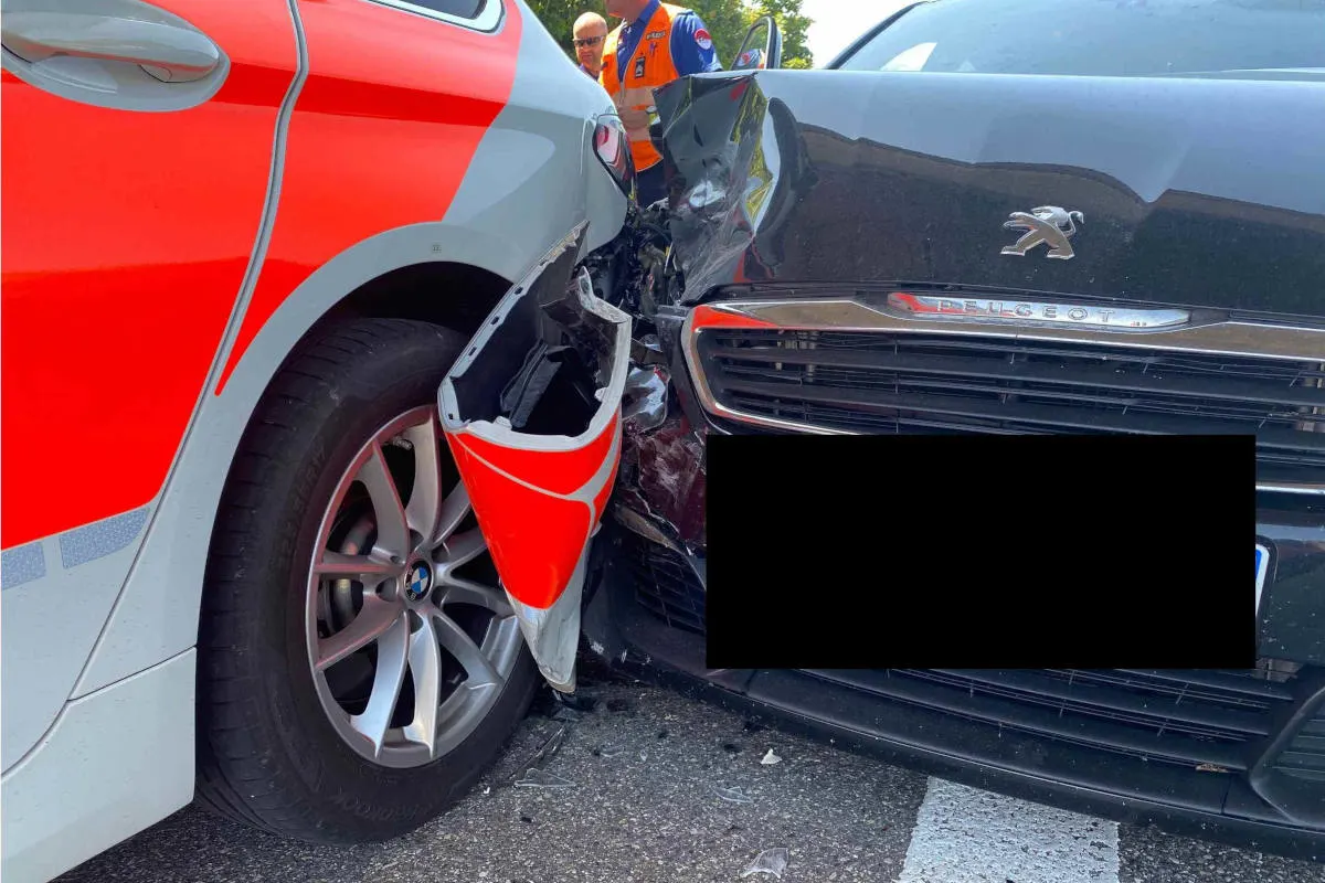 A1 Oensingen SO – Auto kollidiert mit Patrouillenfahrzeug