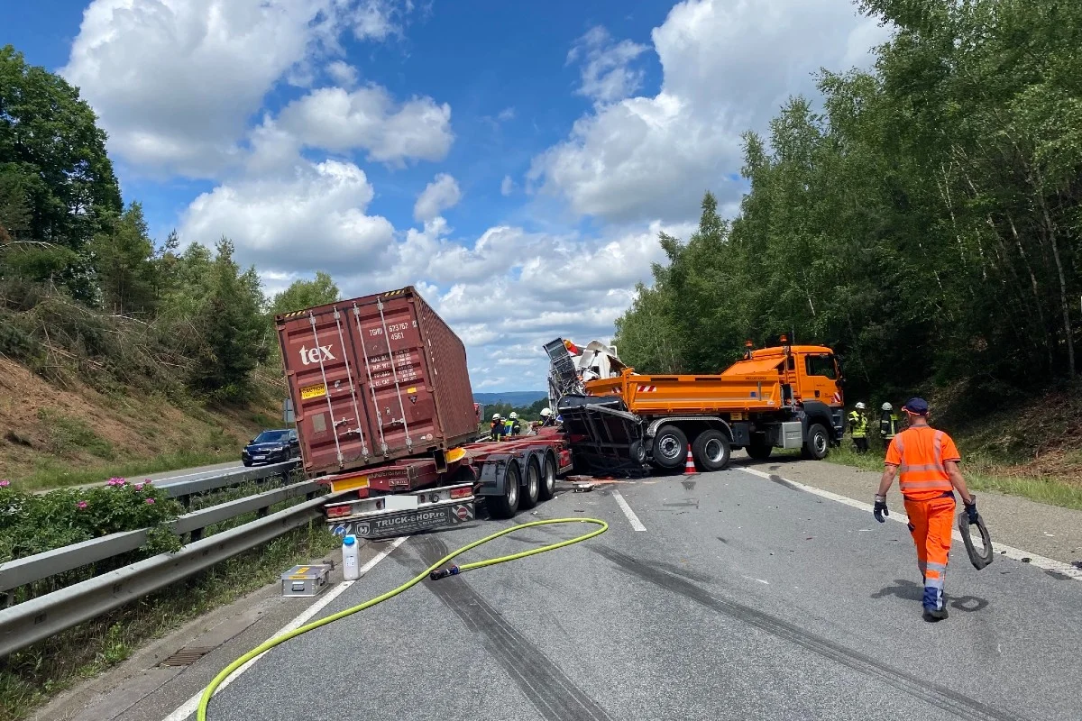Sembach - LKW fährt ungebremst auf LKW auf 
