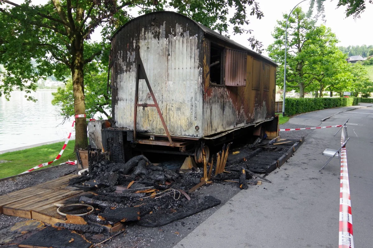 Horw LU - Umgebauter Bauwagen gerät in Brand - war es Brandstiftung?