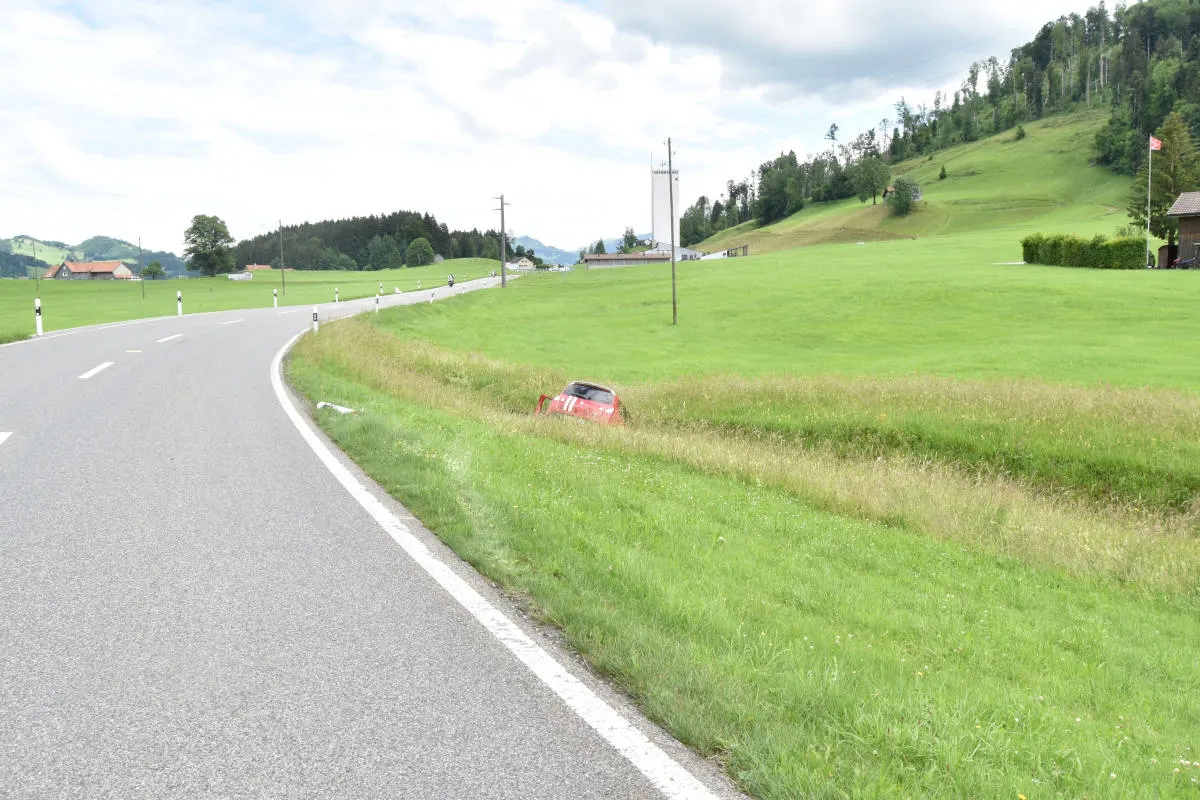 Stein AR – Von Strasse abgekommen und in Bach gelandet