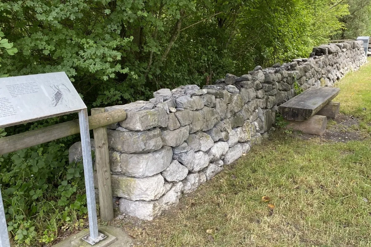 Balzers FL - Trockensteinmauer mutwillig beschädigt