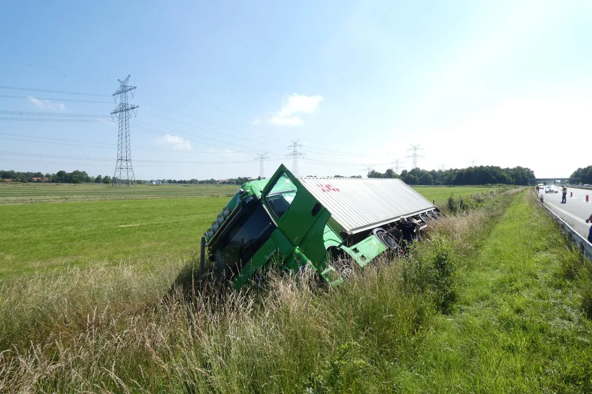 Wilhelmshaven - BAB29 nach Unfall von Sattelzug komplett gesperrt 