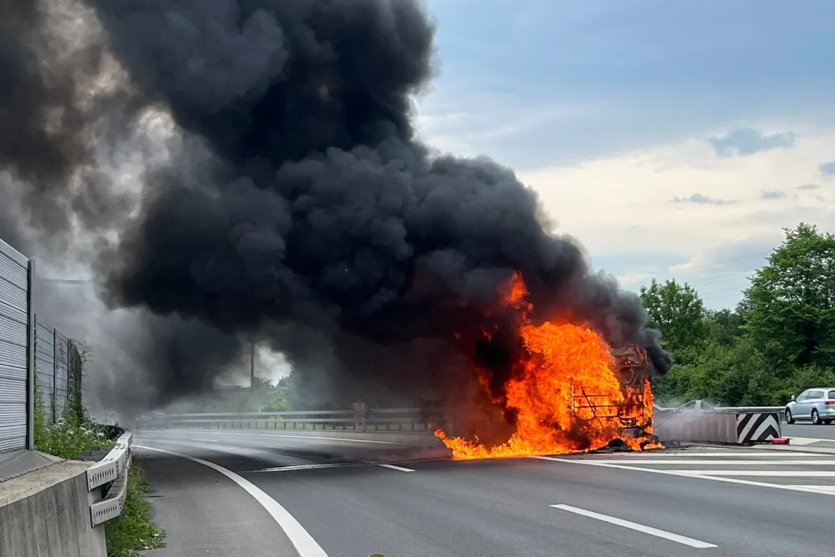 Ebikon LU - Linienbus gerät auf der A2 in Brand – niemand verletzt - Autobahn stundenlang gesperrt!