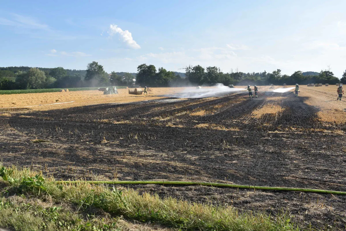 Bellach SO – Feuerwehreinsatz wegen Brand einer Rundballenpresse