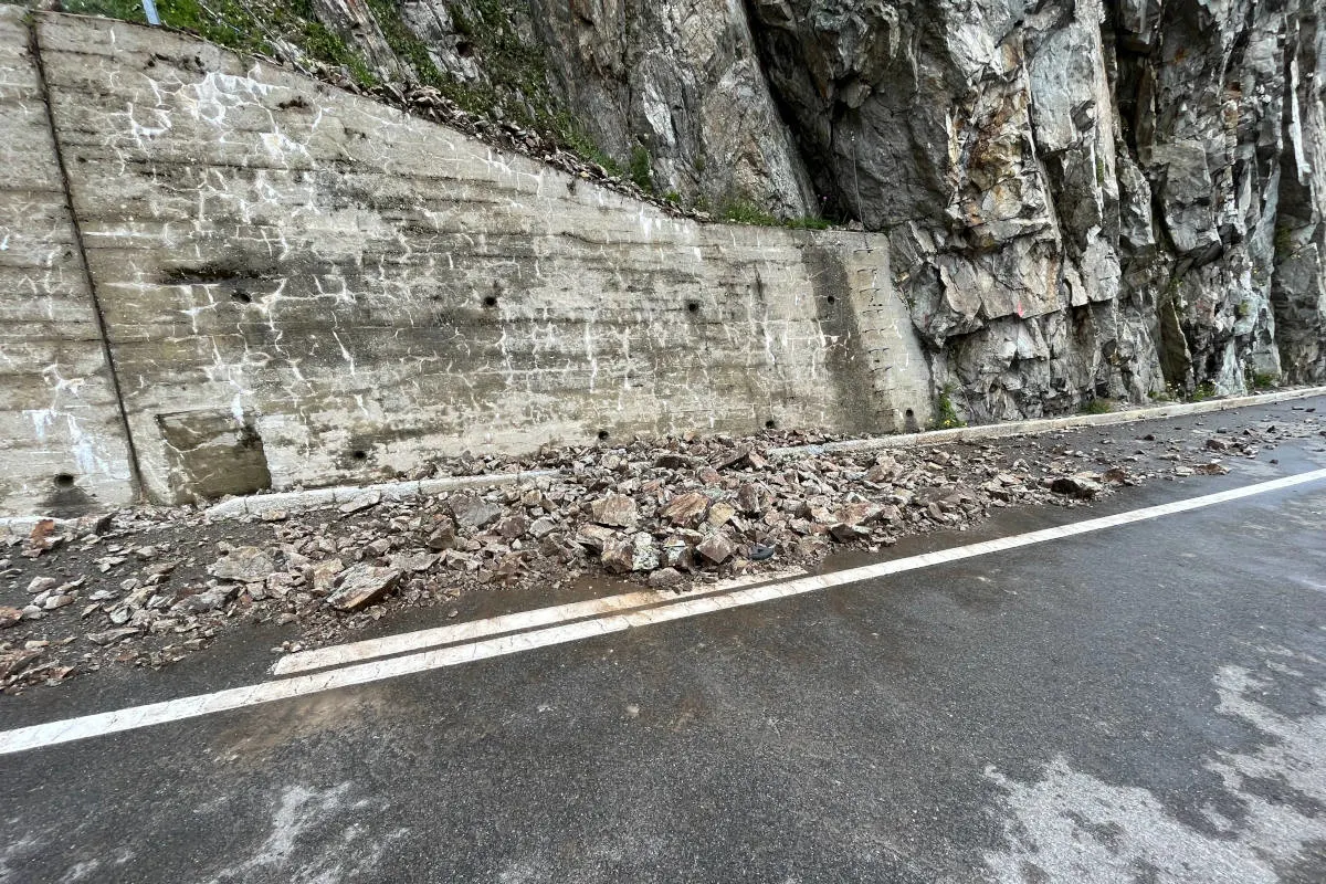 Wassen UR – Steinschlag auf der Sustenstrasse trifft fahrendes Auto